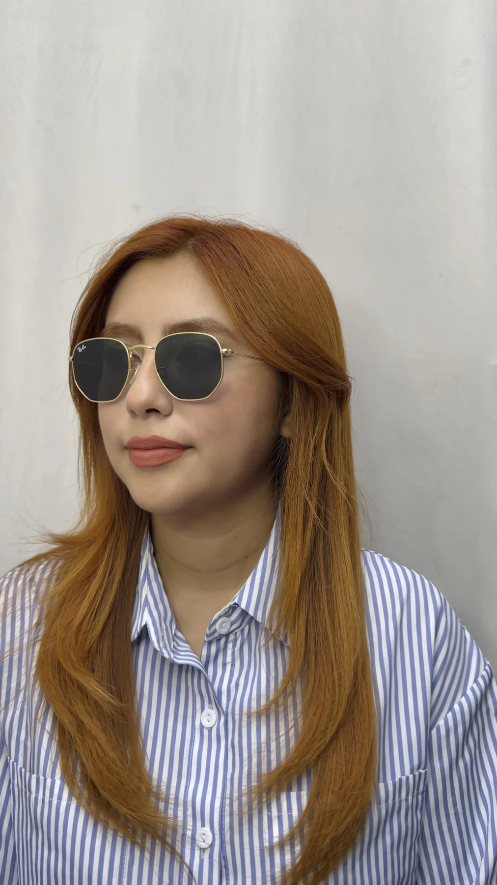 Modelo fotografiada por Reval con Ray-Ban Hexagonal