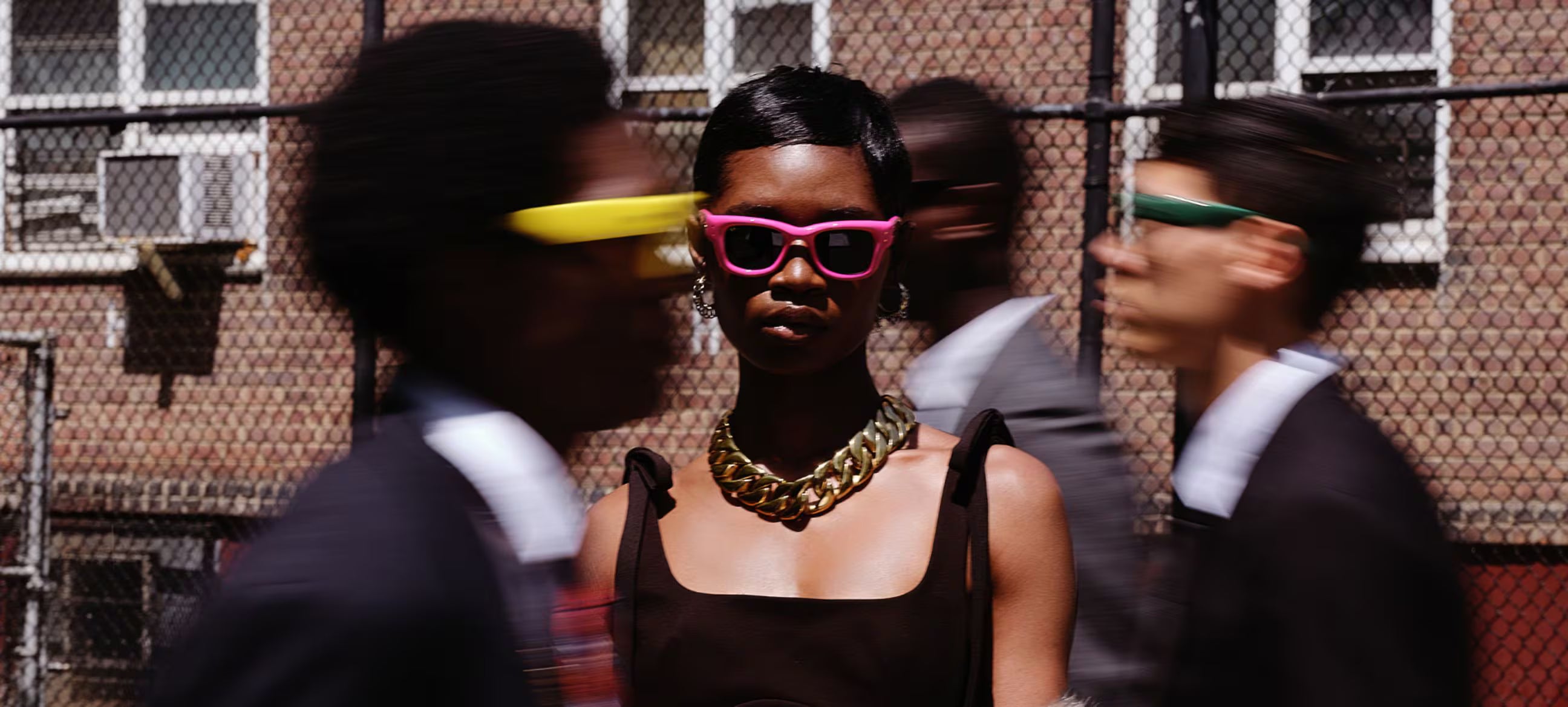 Campaña oficial Ray-Ban Wayfarer Puffer, modelo central con montura fucsia